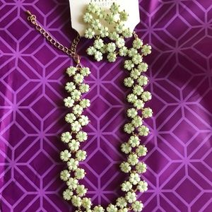 Chunky Green Floral & Gold Tone necklace &earrings